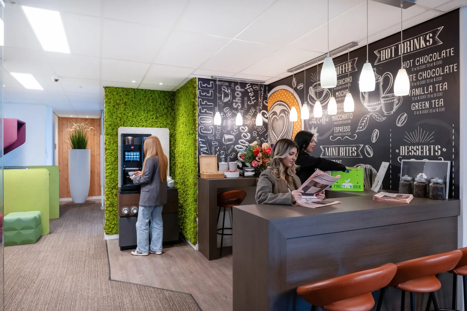 Koffiecorner met bar, barkrukken en Douwe Egberts koffiemachine in Office Capital Hasselt