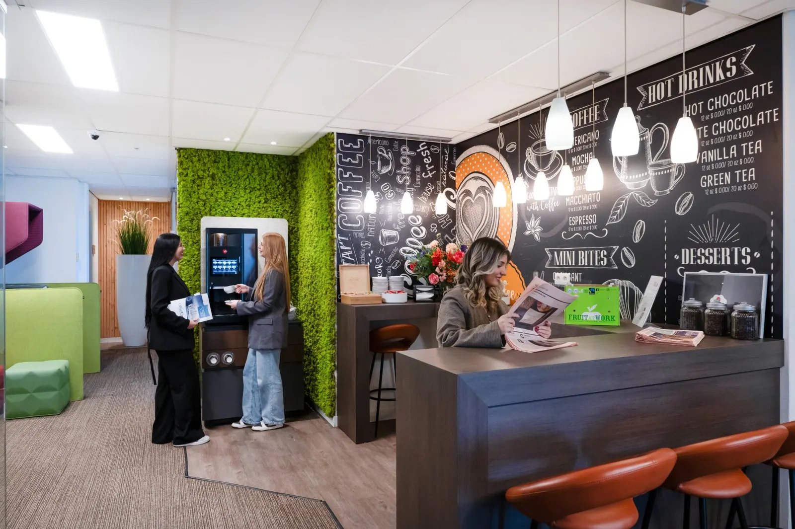 Mensen in gesprek aan de bar van de koffiecorner in Office Capital Hasselt